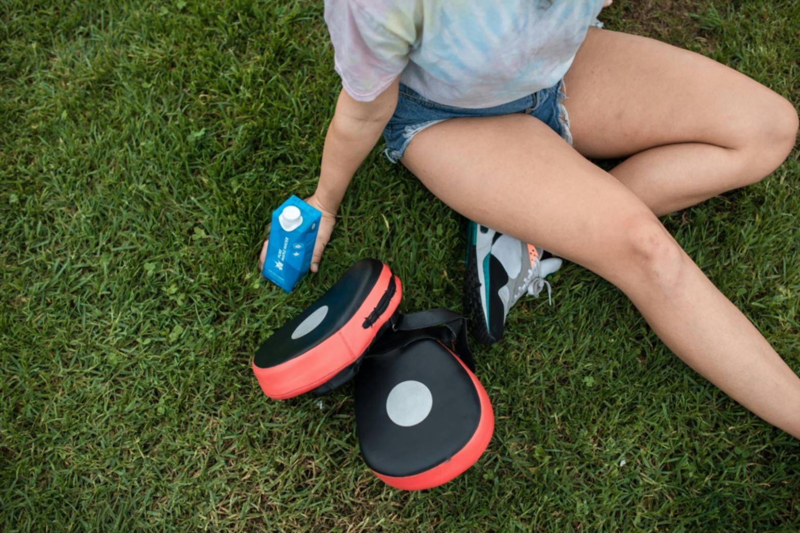 Специалист демонстрирует технику выполнения упражнения для укрепления кора